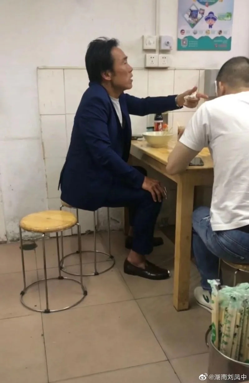 鄭浩南和朋友吃飯聊天，情緒激動.jpg