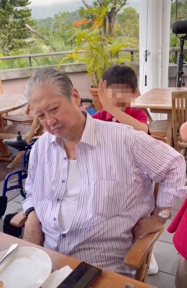 洪金寶外出仍需要攜帶輪椅輔助行走。.jpg